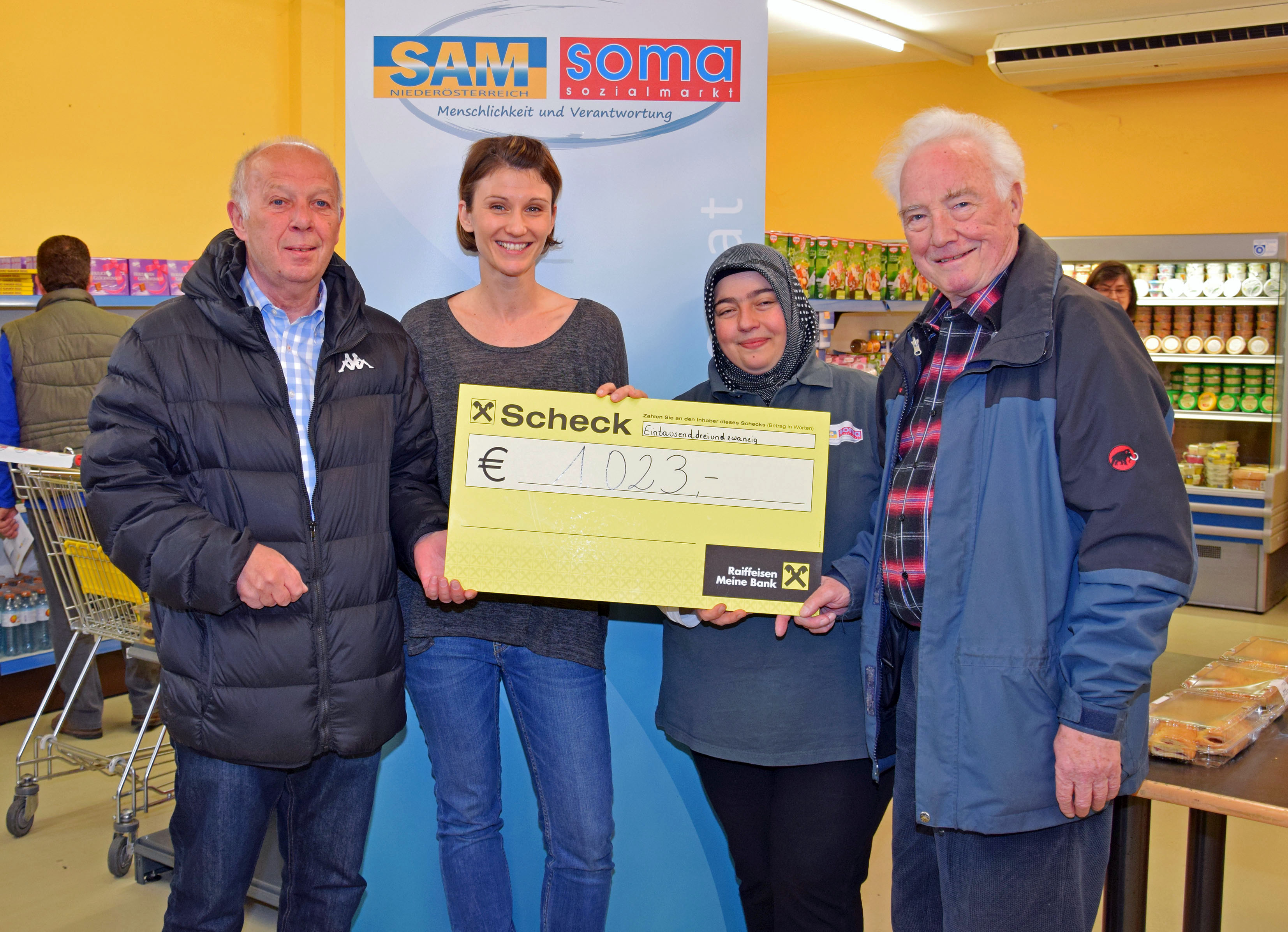 Fotocredit: Bernhard Garaus, City Management Mödling, v.l.n.r.: Leopold Haschka,(Verein “Freunde des SC Mödling“), Mag.a Julia Maxa, MA (Regionalmanagerin SOMA Mödling und Ternitz), Nazife Menekse (Marktleitung SOMA Mödling), Altbgm. Werner Burg (Verein“Freunde des SC Mödling“).