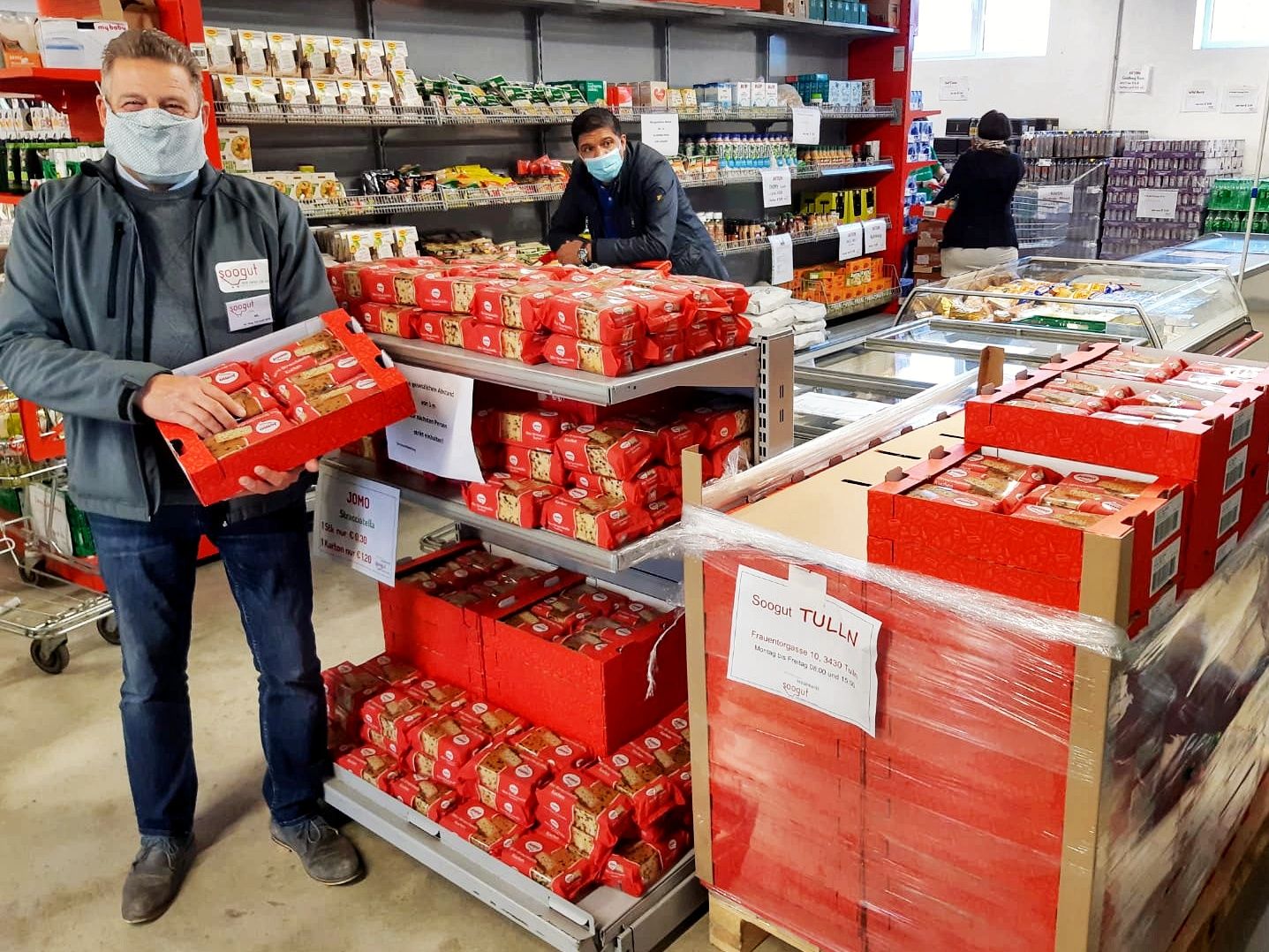 Warenbeschaffer und soogut-Marktleiter von Tulln, Gerwald Herz, freut sich über die großzügige Spende der Firma Jomo.