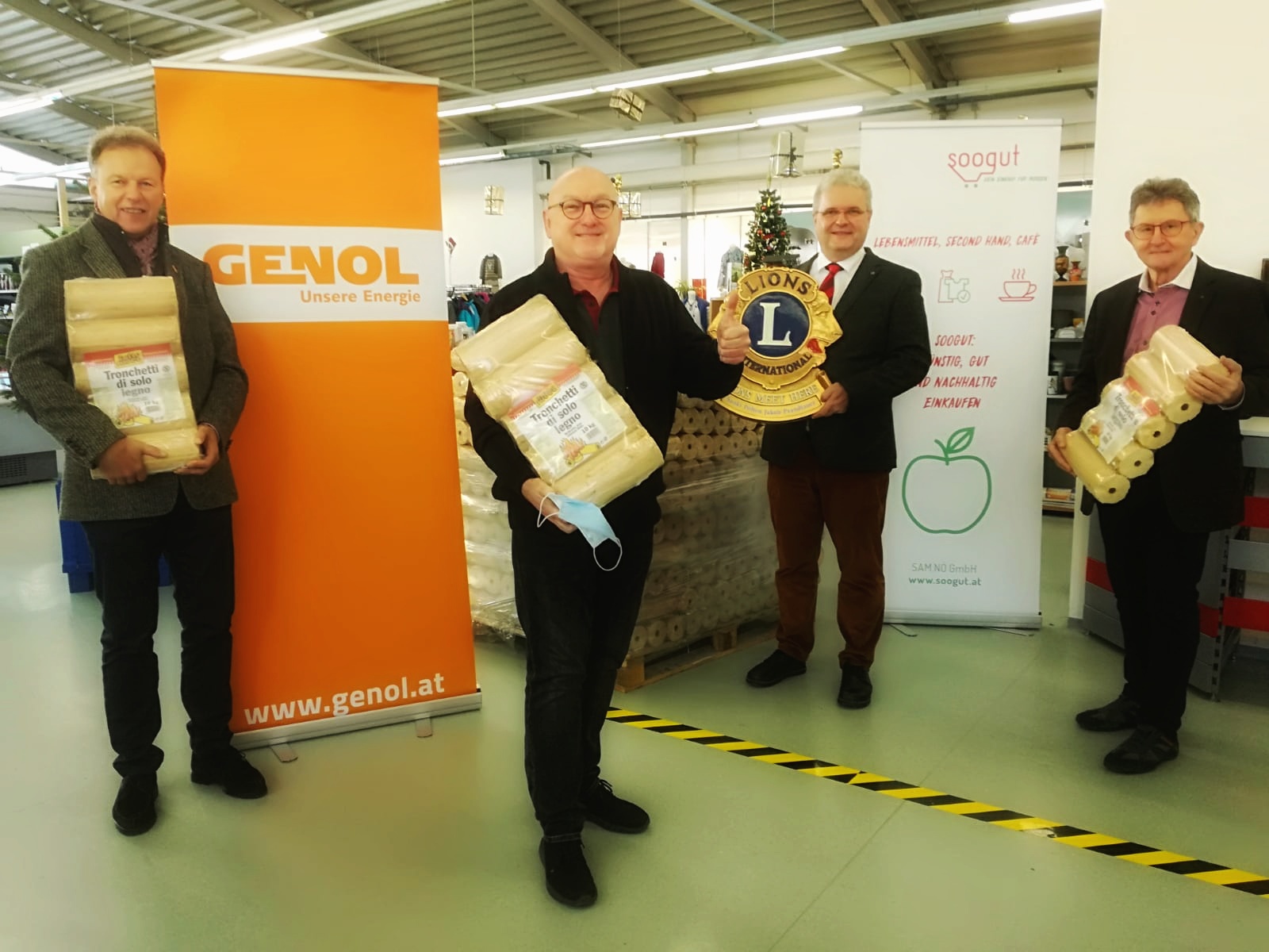 Spendenübergabe von 5.000 Kilo Holzbriketts durch den Lions Club St. Pölten Prandtauer und Firma Genol an den soogut-Sozialmarkt in St. Pölten