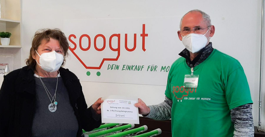 Soogut-Marktleiter Johannes Hrabak mit der glücklichen Gewinnerin Karin Höck