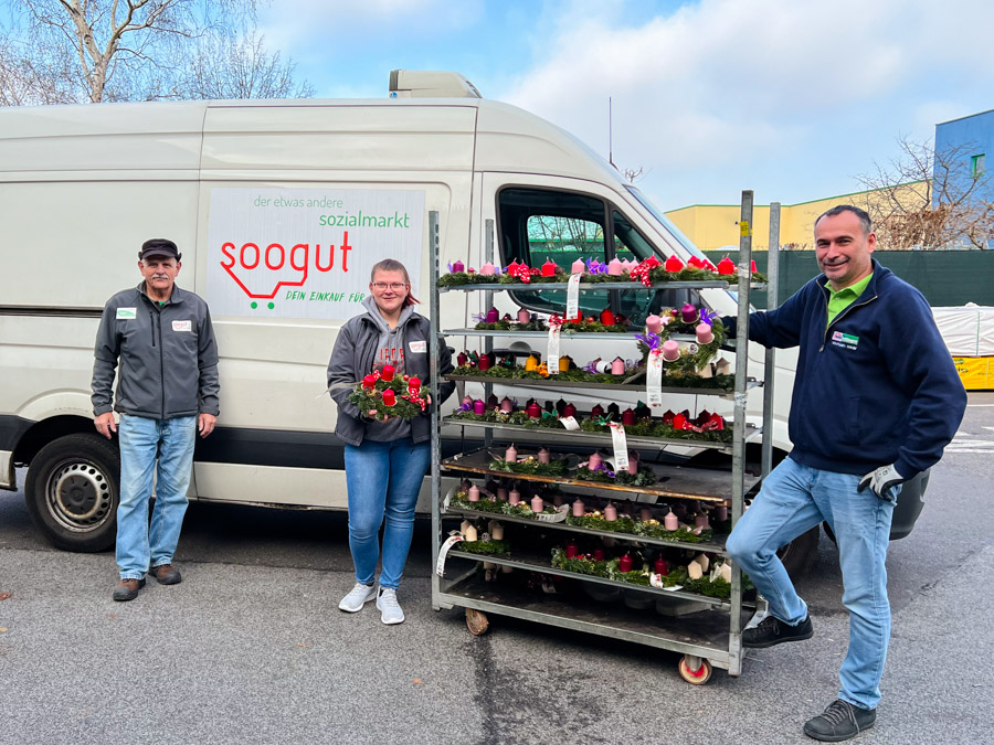 Die soogut-MitarbeiterInnen holen die Adventkränze beim Baumarkt Nadlinger ab.