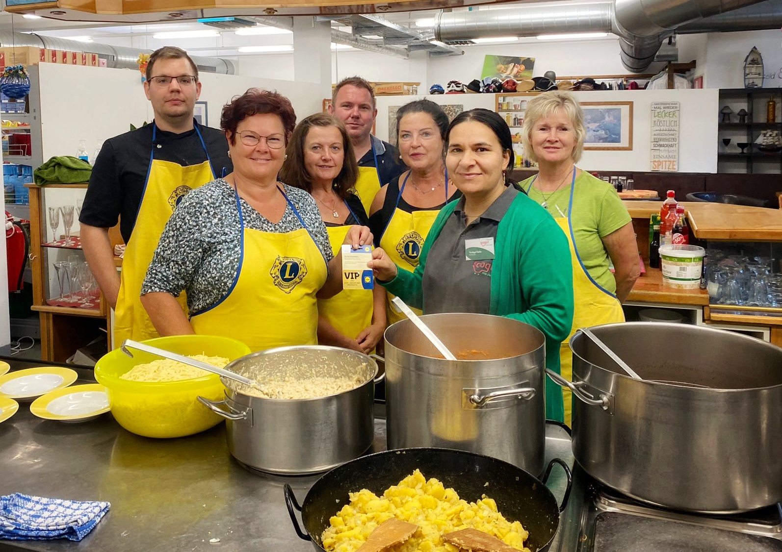 Der Lionsclub Mostviertel kochte im soogut Sozialmarkt Amstetten auf.