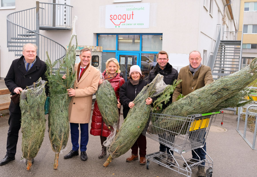 Übergabe der Weihnachtsbäume an den soogut Sozialmarkt in Mödling