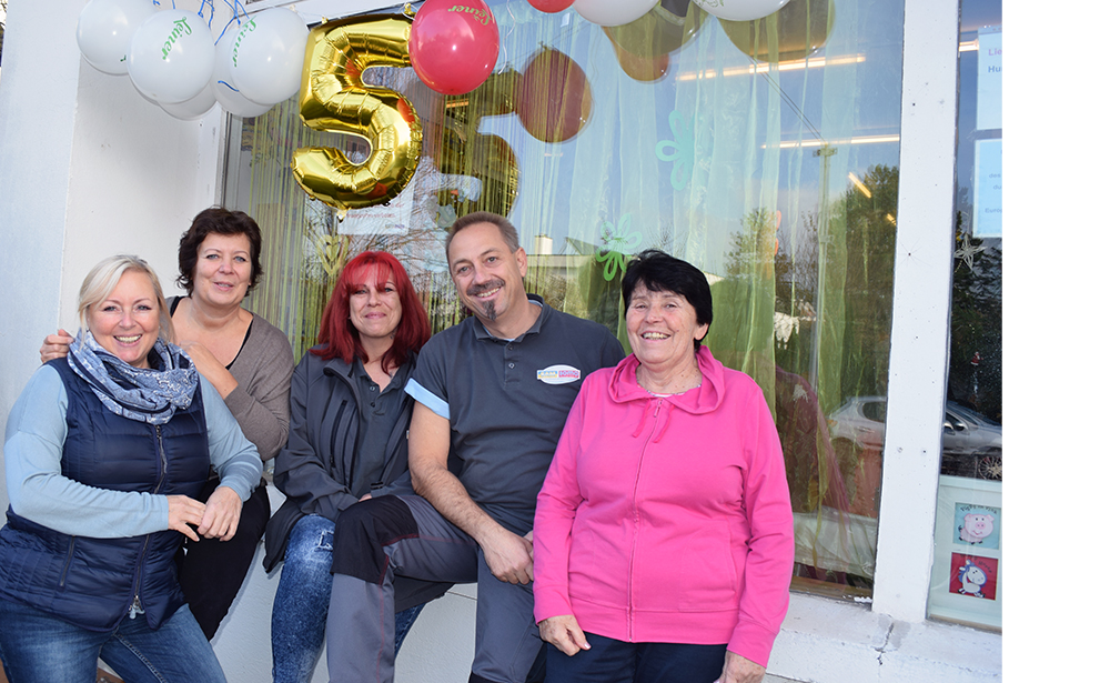 Das Team von Freiwilligen und hauptamtlichen MitarbeiterInnen vor der Second Hand Boutique SOMA Tulln