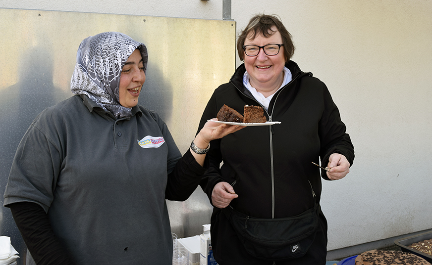 Nazife und Melitta bereiten Kuchen vor