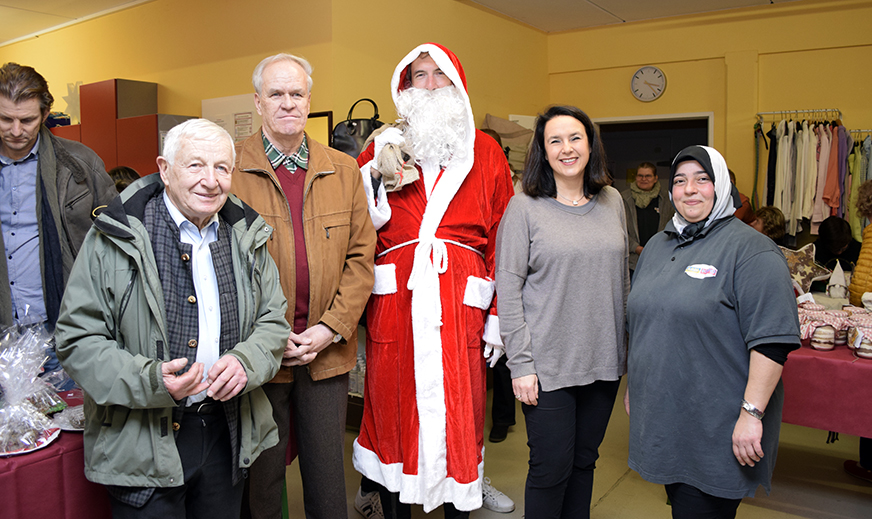 Gruppenbild mit Weihnachtsmann