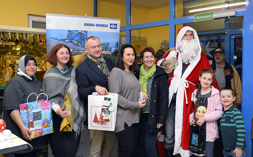 v.l.n.r.: Nazife Menekse (SOMA Mödling), Manuela Pusker ( SAM NÖ), LAbg Bgm. Hans Stephan Hintner, Mag. Christina Ebersberger-Dörfler (PR Knorr-Bremse), Susanna Stangl (AK Mödling), Weihnachtsmann DI Volker Jörgl (Entwicklungsleiter Knorr-Bremse)