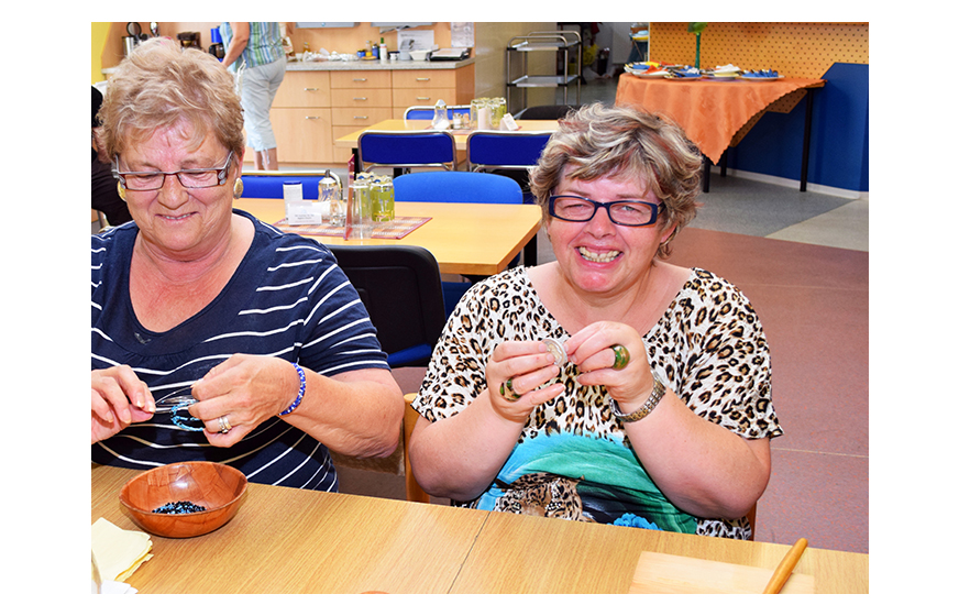 Margit Leisentritt und Monika Binder beim eifrigen Basteln