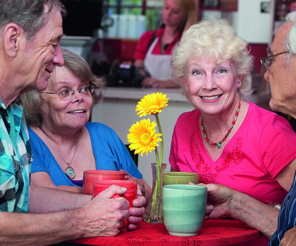 plauderende Menschen beim Kaffee