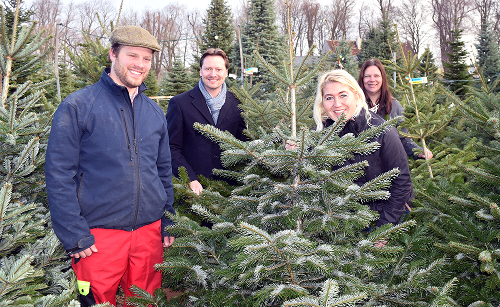 Christbaumübergabe bei der Forstverwaltung Fridau