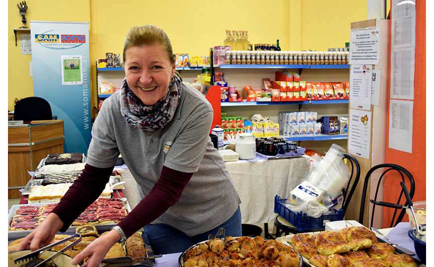 Christine bereitet das Buffet vor