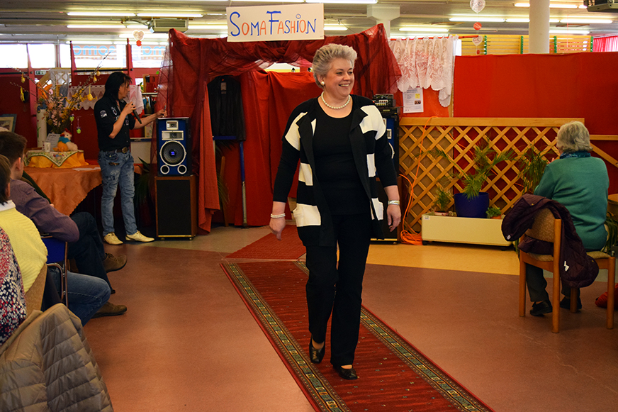 Barbara in einem flotten Freizeitensemble