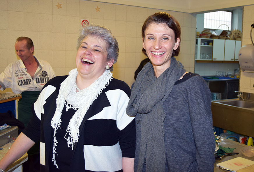 Barbara Sandhofer lacht mit Julia Maxa