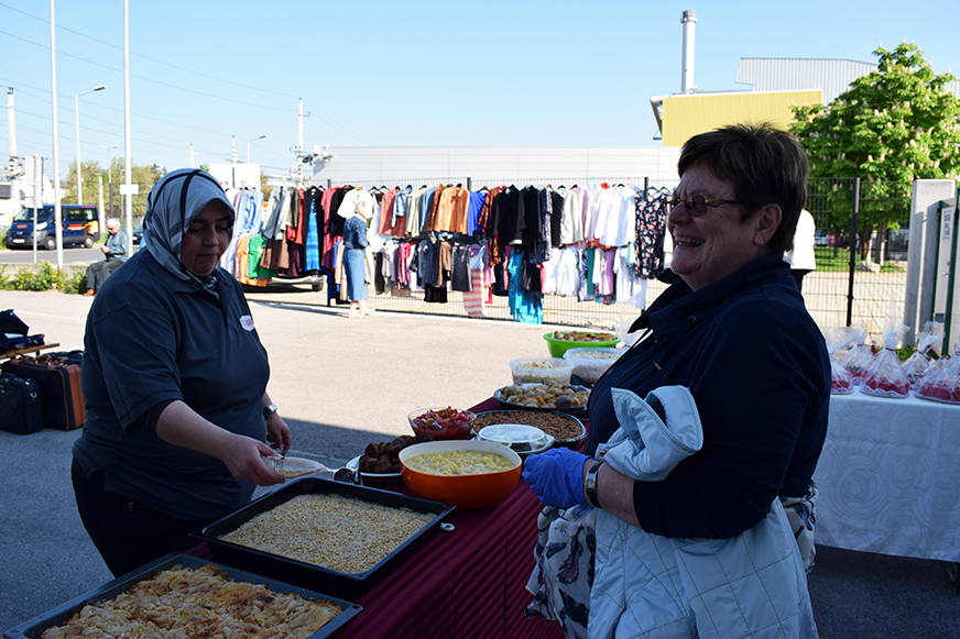 Nazife und Gertrude, eine ea Mitarbeiterin, prüfen noch schnell das Buffet