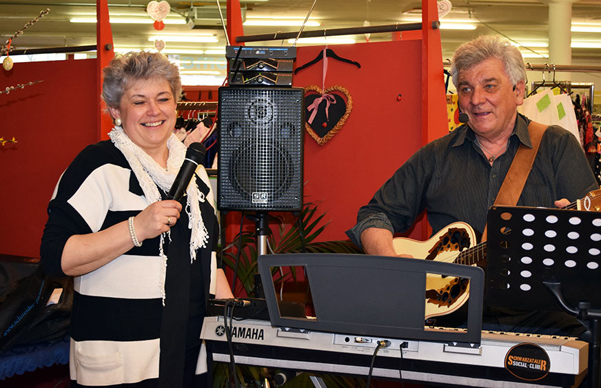 Barbara Sandhofer singt mit Günther Schneider