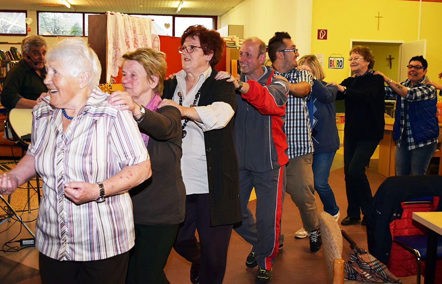 BesucherInnen tanzen gemeinsam in einer Reihe