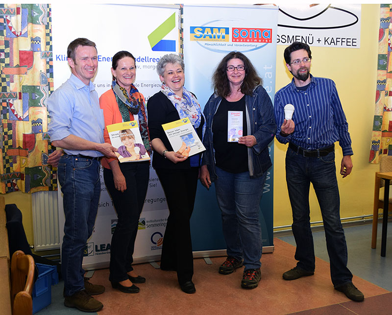 Foto von links nach rechts: Martin Heller (Energieberater) Daniela Mohr (Umweltstadträtin Gde. Ternitz), Barbara Sandhofer (Marktleiterin  SOMA Ternitz), Manuela Pusker (Personal-entwicklerin SOMA Ternitz und Mödling), Mag (FH) Christian Wagner (KLIEN NÖ-Süd)