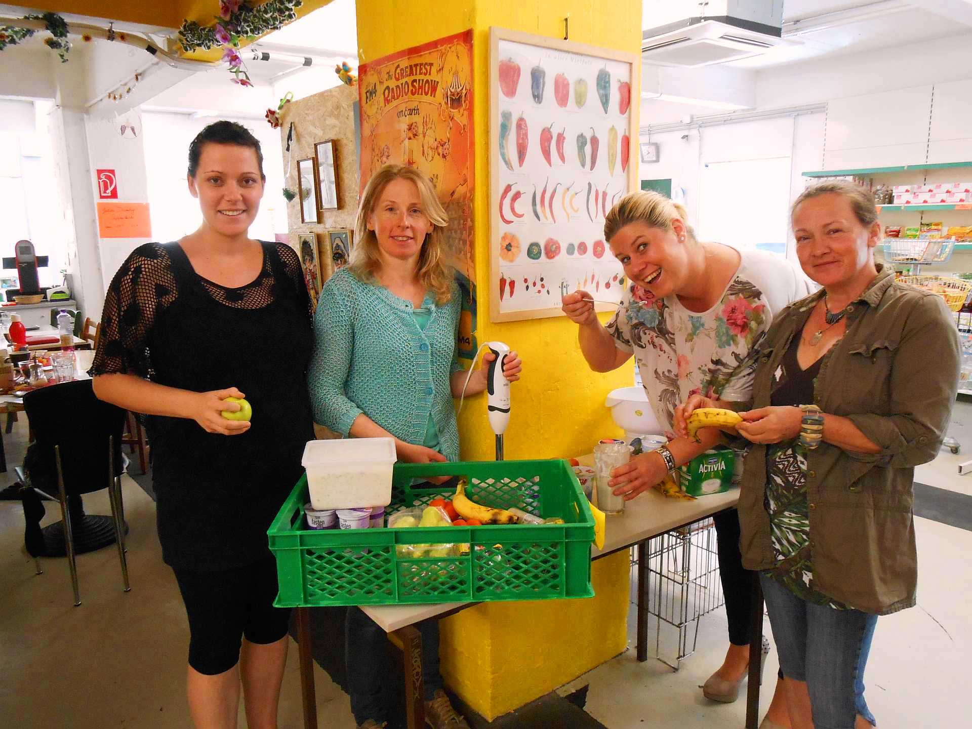 Das SOMA Stockerau Team mit Mag. Iris Wagensonner bei der Zubereitung der gesunden Jause