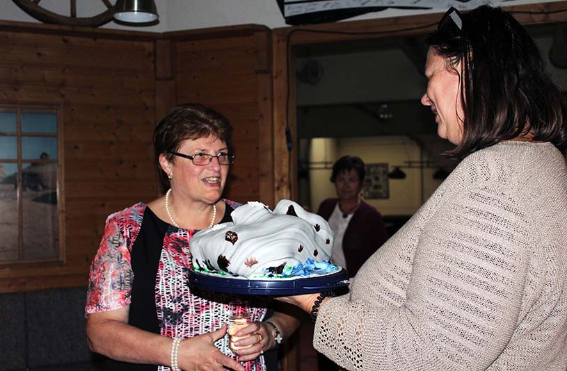 Christine überreicht Traudi eine Torte