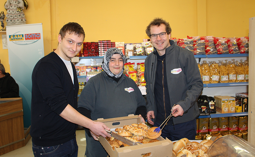 GS1 GF Gregor Herzog, gemeinsam mit Raimund Waginger (GS1) und der Marktleiterin SOMA Mödling Nazife Menekse