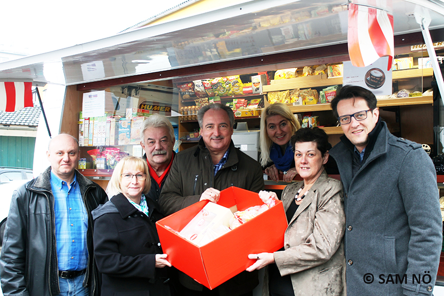 v.l.n.r.: Nad Istvan (Marktleitungs-Stellvertreter), GR Regina Öllinger, GR Anton Ebner (Ortsvorsteher Mauer), GR Egon Brandl (Ortsvorsteher Hausmening), Anneliese Dörr, MSc (Regionalmanagerin SAM NÖ), Gerlinde Luftensteiner (Marktleiterin) und Mag. Gerhard Riegler (Stadtrat).