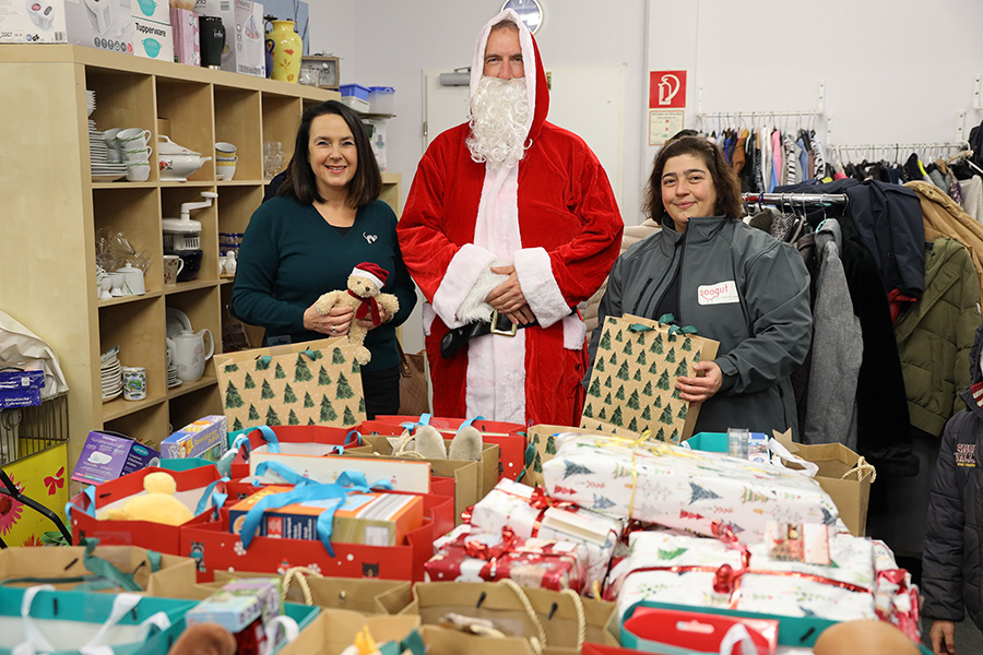 Das Team der Knorr-Bremse Österreich verteilte bereits in der Adventzeit Geschenke an die Kinder der soogut Sozialmarkt Kund*innen in Mödling