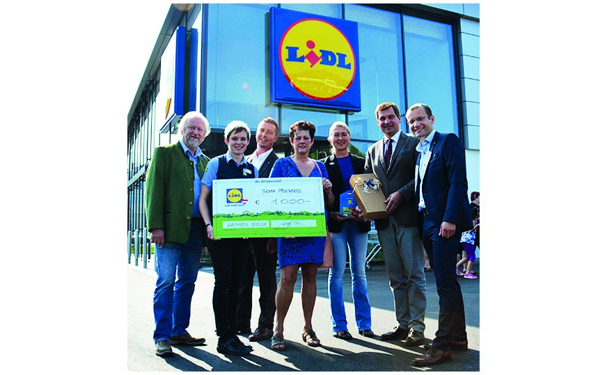 Anneliese Dörr und Gerlinde Luftensteiner mit Vertretern der Firma LIDL und Hrn. Bgm. Mag. W. Krammer