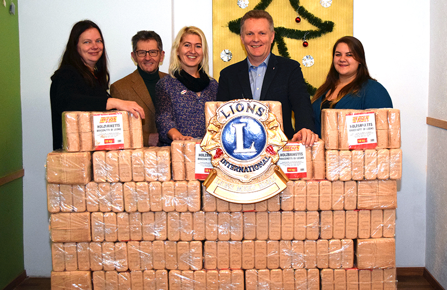 Lions Club St. Pölten Prandtauer spendet auch heuer wieder 4.000 kg Briketts für die SOMA KundInnen. Am Foto: C. Krampl, Schatzmeister Buchinger, A. Dörr, Lions Präsident  Ing. Franz Mayer, J. Pinter