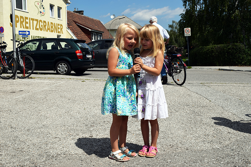 2 kleine Bescucherinnen singen