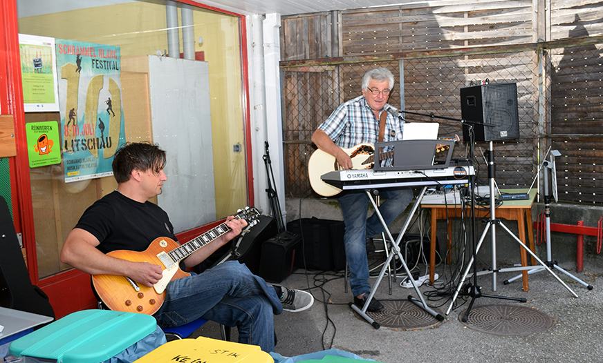 der "Oide Schneida" musiziert mit Zolt