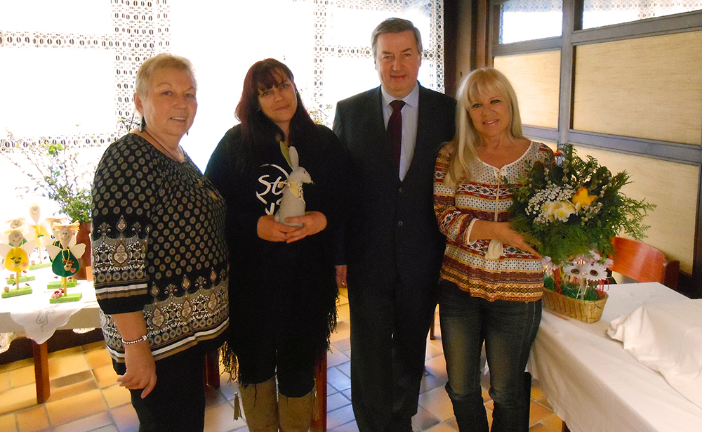 StR Elfriede Eisler, Michi Pajger, Bgm Helmut Laab, Manuela Pacult am Ostermarkt der SPÖ Frauen Stockerau