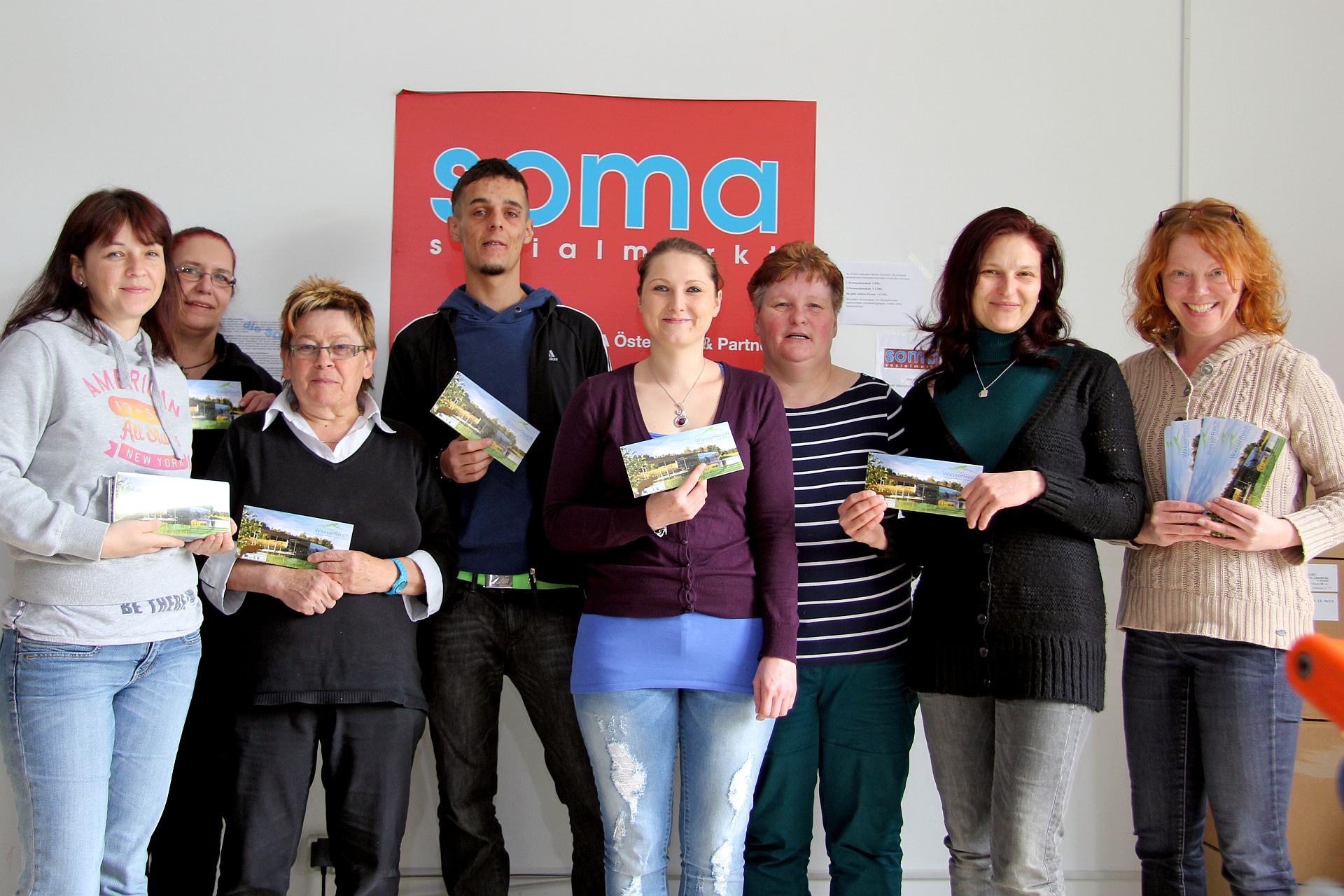 Das UnterWasserReich übergibt dem SOMA Waldviertel die neuen Folder mit den ermäßigten Eintrittspreisen