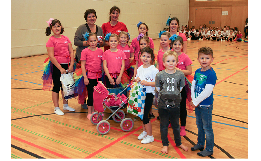 Uli Stambera bei der Sportunion Stockerau - Überreichung der Geschenke durch die Kinder