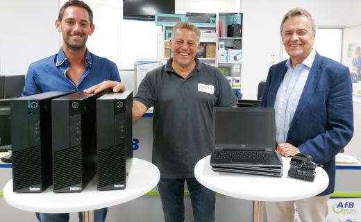 Der Geschäftsführer von AfB, Ing. Kurt Essler und Teamleiter E-Commerce, Christof Reiterer, übergeben dem Warenbeschaffer der soogut-Sozialmärkte, Gerwald Herz, eine großzügige Computerspende.