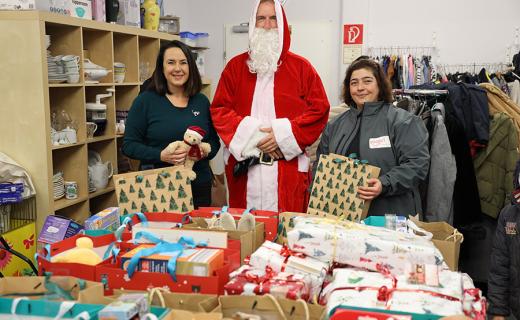 Das Team der Knorr-Bremse Österreich verteilte bereits in der Adventzeit Geschenke an die Kinder der soogut Sozialmarkt Kund*innen in Mödling