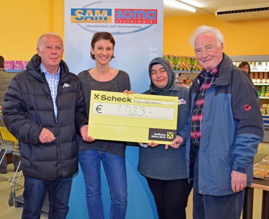 Fotocredit: Bernhard Garaus, City Management Mödling, v.l.n.r.: Leopold Haschka,(Verein “Freunde des SC Mödling“), Mag.a Julia Maxa, MA (Regionalmanagerin SOMA Mödling und Ternitz), Nazife Menekse (Marktleitung SOMA Mödling), Altbgm. Werner Burg (Verein“Freunde des SC Mödling“).