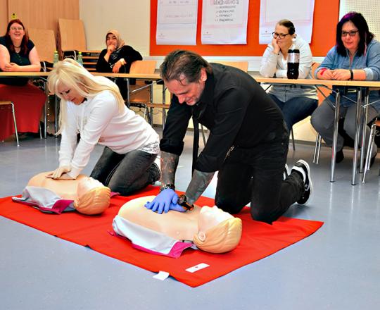 Manuela Pacult und Rudi Reznicek üben die Wiederbelebung an einer Puppe