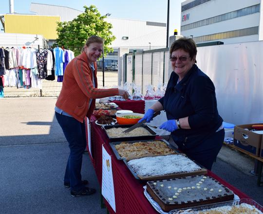 Christine Zawieschitzky und Getrude Schimanowa beim Herichten des Buffets