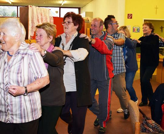 BesucherInnen tanzen gemeinsam in einer Reihe