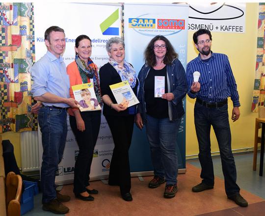 Foto von links nach rechts: Martin Heller (Energieberater) Daniela Mohr (Umweltstadträtin Gde. Ternitz), Barbara Sandhofer (Marktleiterin  SOMA Ternitz), Manuela Pusker (Personal-entwicklerin SOMA Ternitz und Mödling), Mag (FH) Christian Wagner (KLIEN NÖ-Süd)