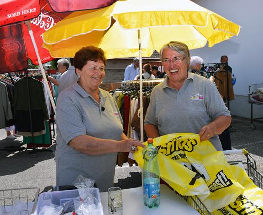 Maria Vavrouek und Christine Würcher, 2 ehrenamtliche Damen an der Kassa