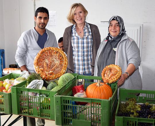 Mitglieder der Pfarre bringen Nazife die Erntegaben