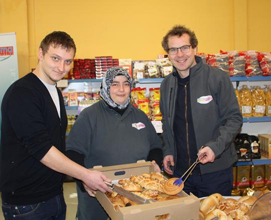 GS1 GF Gregor Herzog, gemeinsam mit Raimund Waginger (GS1) und der Marktleiterin SOMA Mödling Nazife Menekse