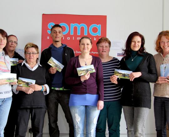 Das UnterWasserReich übergibt dem SOMA Waldviertel die neuen Folder mit den ermäßigten Eintrittspreisen