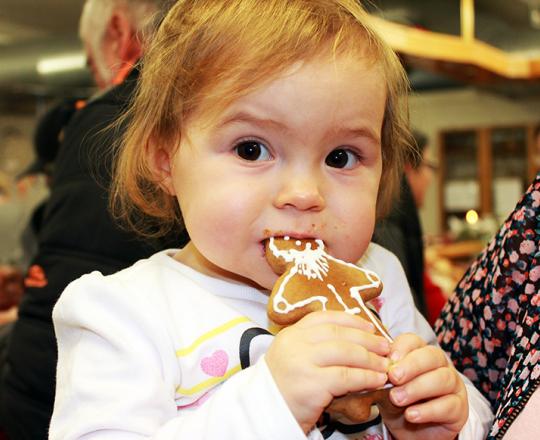 Kleines Mädchen mit Lebkuchen