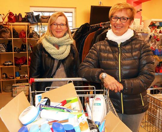 Silvia Baier und Herta Stampfer mit vollem Einkaufswagen