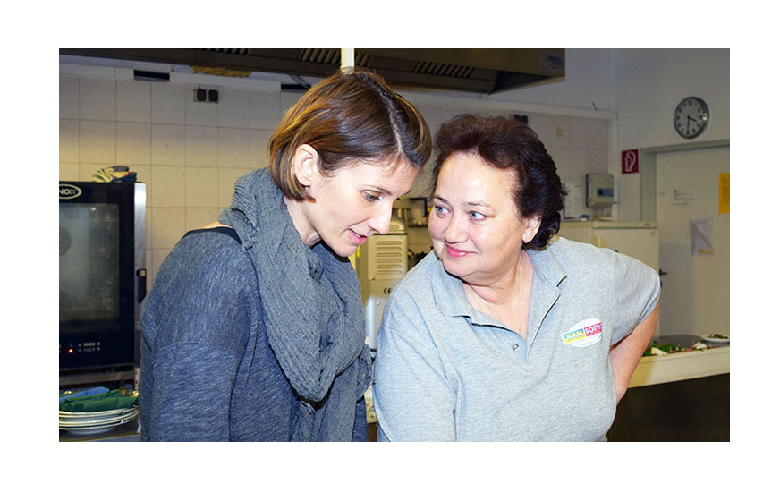 Julia Maxa unterhält sich mit einer ehrenamtlichen Mitarbeiterin