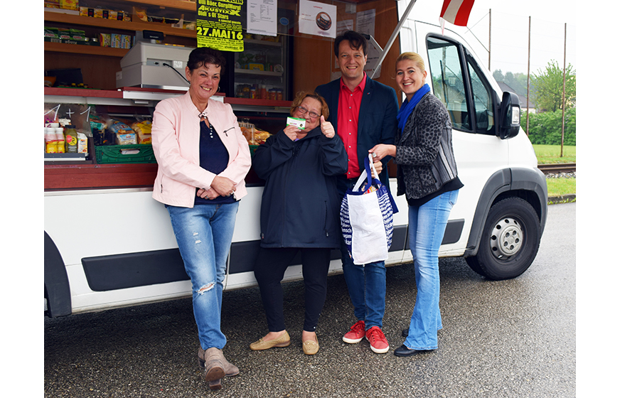 v.l.n.r.: Gerlinde Luftensteiner (Martkleiterin), Esma Zubovic (Kundin), Sozialstadtrat Gerhard Riegler, Anneliese Dörr (Regionalmanagerin)