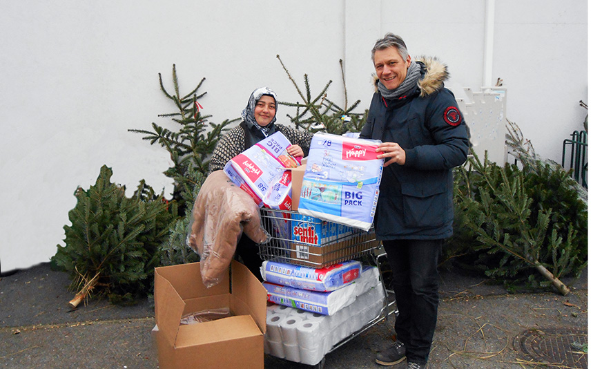 Christian Ess übergibt die Spenden an Nazife