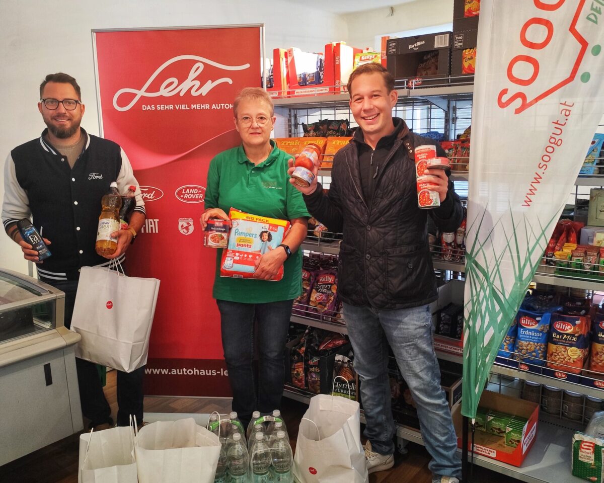 Marktleiterin Roswitha Sprinzl übernimmt Lebensmittelspenden und Hygieneprodukte von Manfred Lehr jun. und Thomas Denz vom Autohaus Lehr.